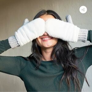 Summer & Rose White and Gray Mittens